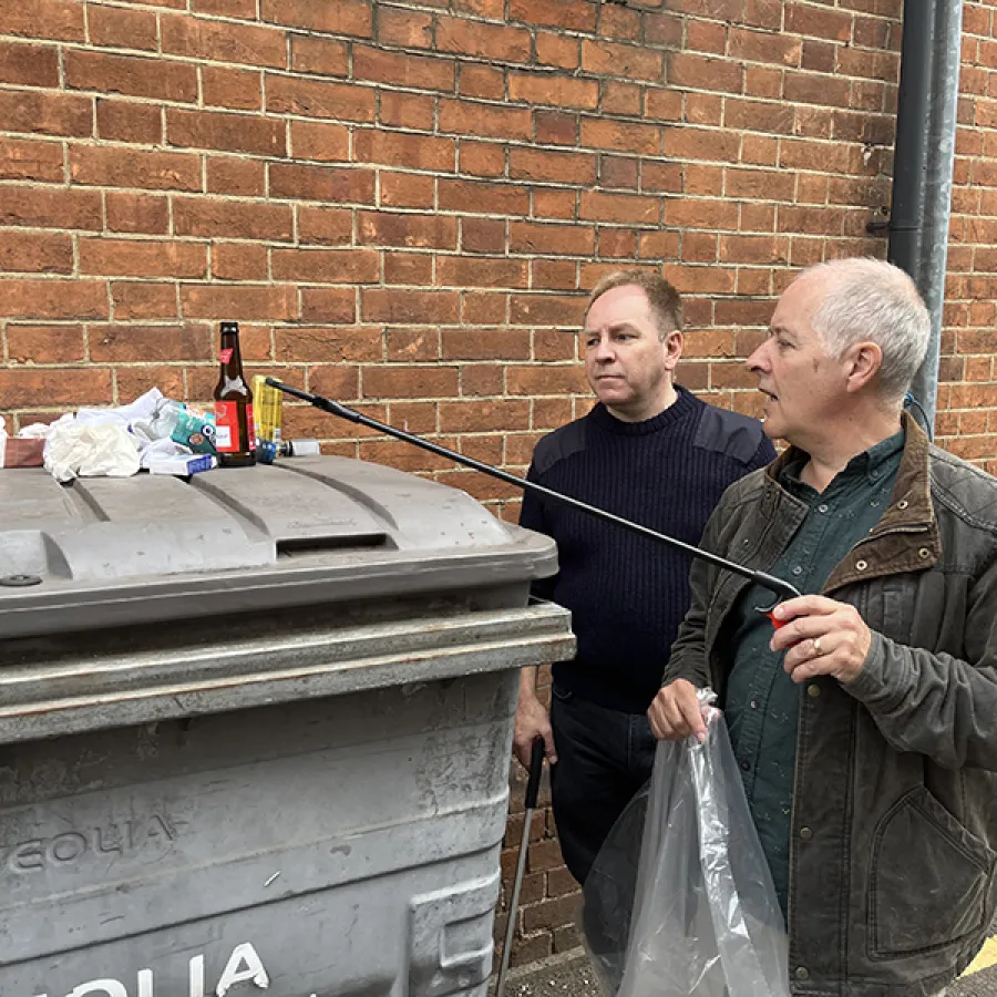 Cllrs picking up waste
